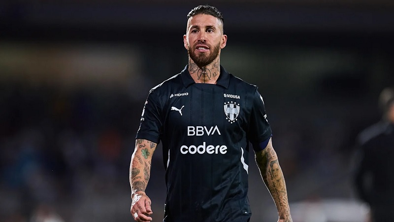 Sergio Ramos vừa nhận thẻ đỏ