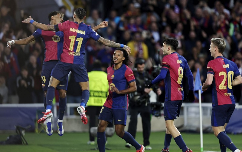 Yamal cùng Barca đi tiếp tại Champions League