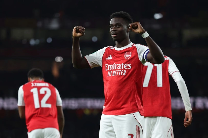 Saka ấn định chiến thắng cho Arsenal