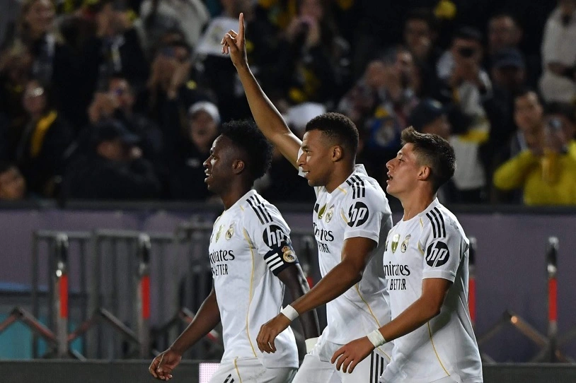 Mbappe tỏa sáng với hat-trick